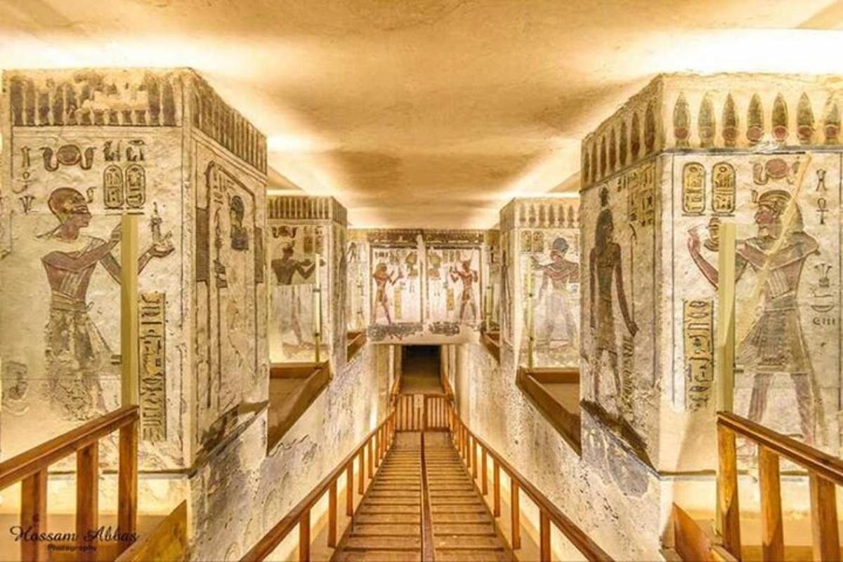 un corridoio di un antico palazzo con dipinti alle pareti