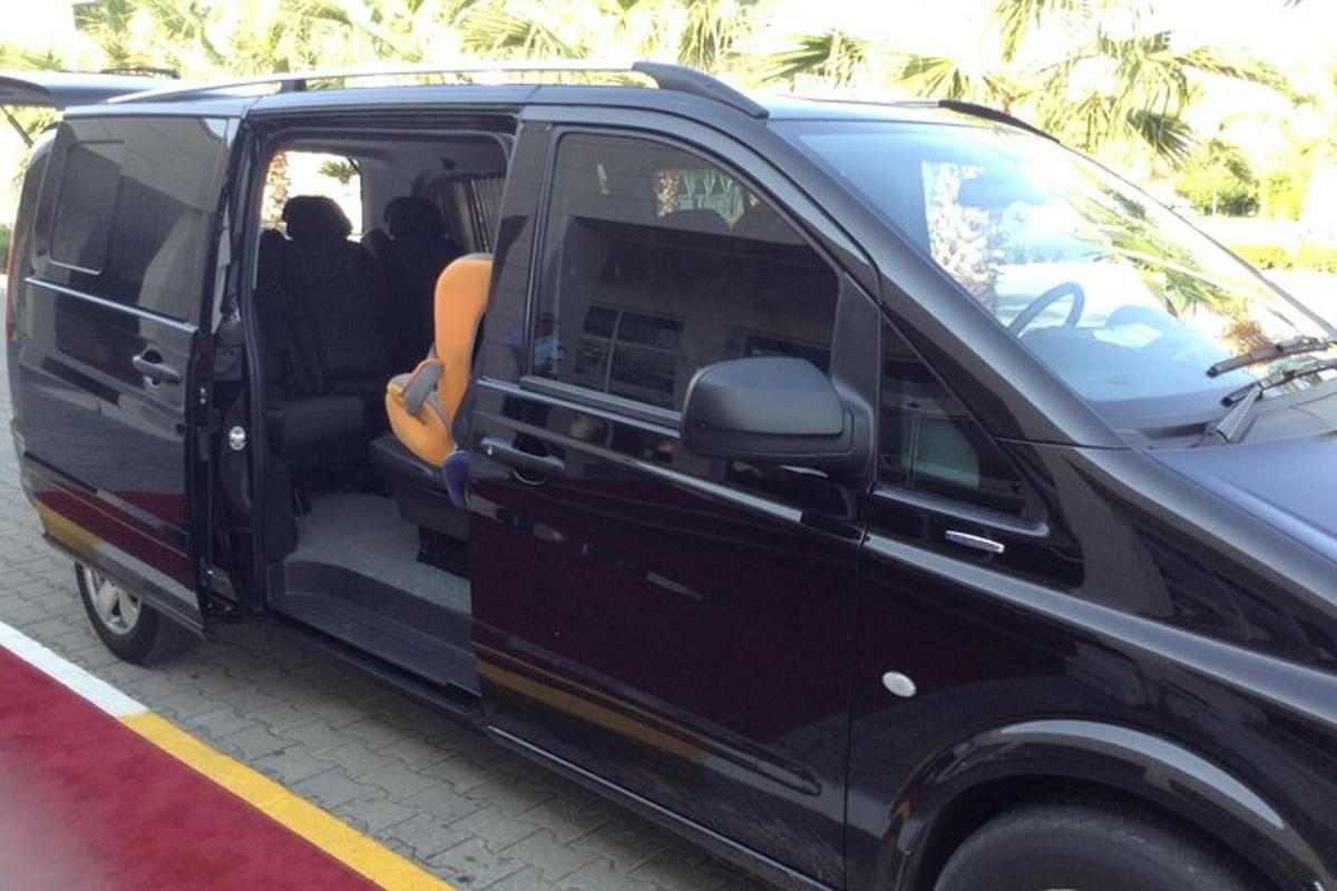 isang itim na van ang pumarada sa isang parking lot na nakabukas ang pinto