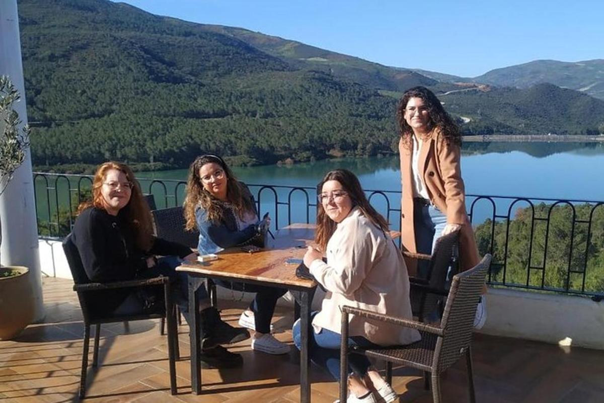 un grup de dones assegudes a una taula en una terrassa