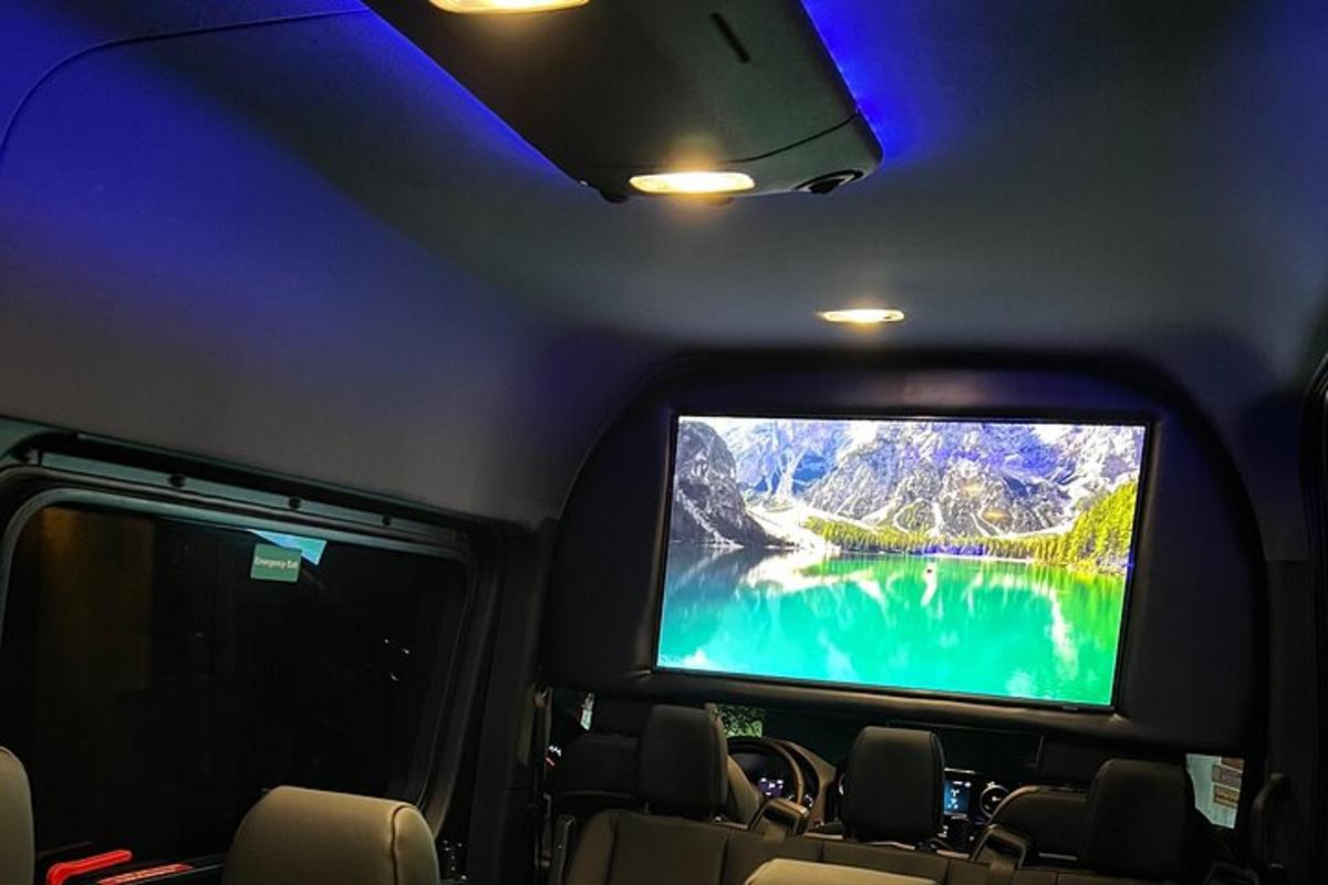 un vagone del treno con una grande TV sul soffitto