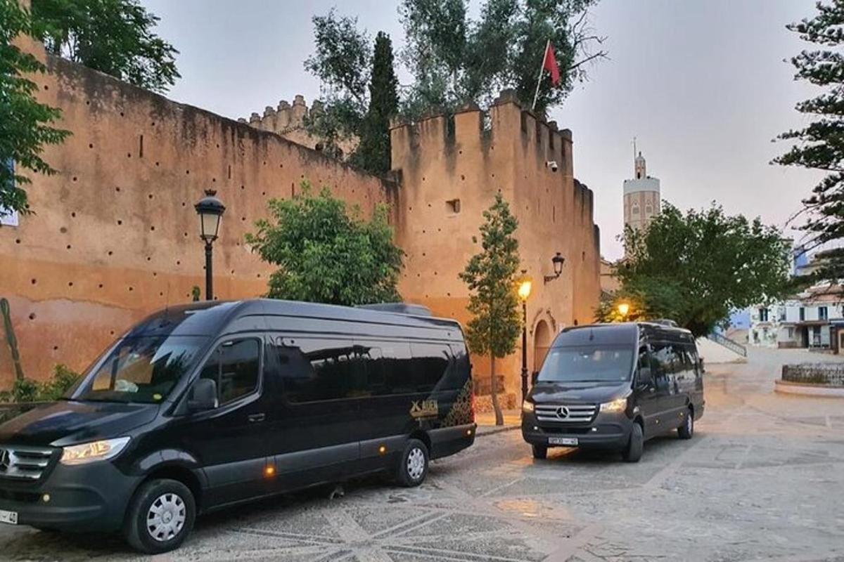 dues furgonetes negres aparcades davant d'un castell