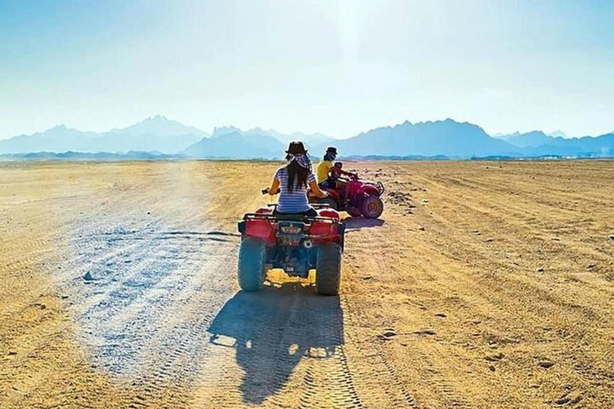 Dos personas viajando en una motocicleta todoterreno en el desierto