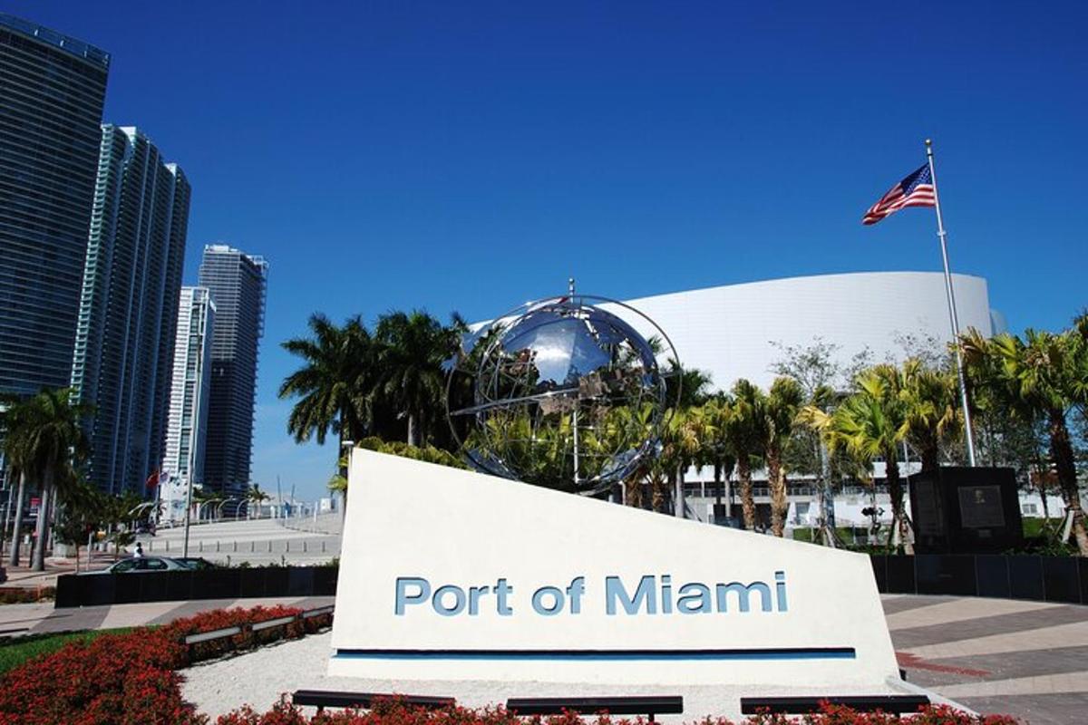 un cartello davanti al porto di Miami