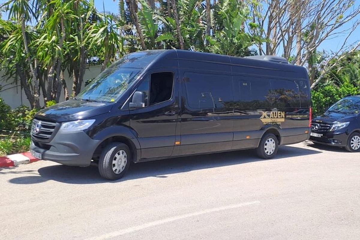 una furgoneta blava està aparcada en un aparcament