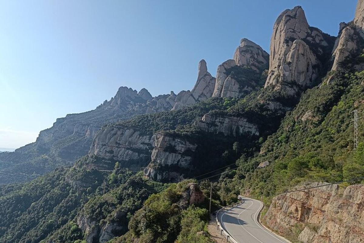 una strada tortuosa sul fianco di una montagna