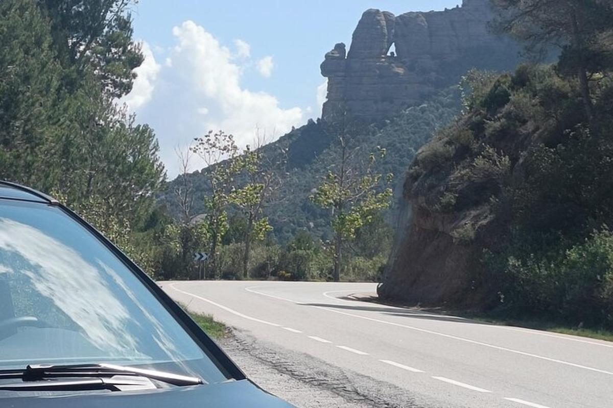 un'auto che percorre una strada con una montagna