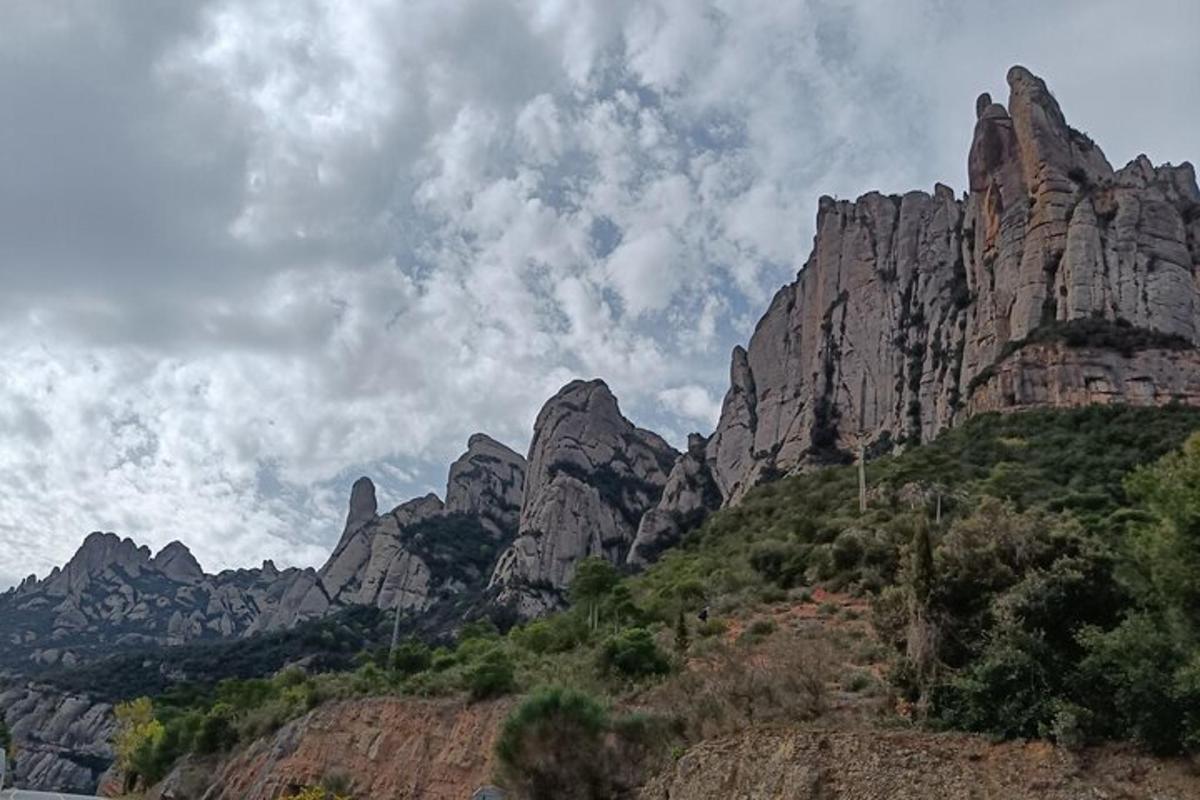una montagna con rocce e alberi su una collina