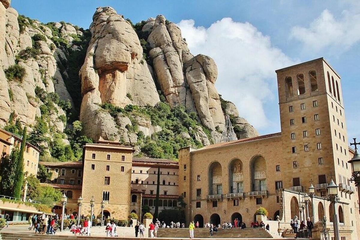 un edificio di fronte a una montagna con un edificio