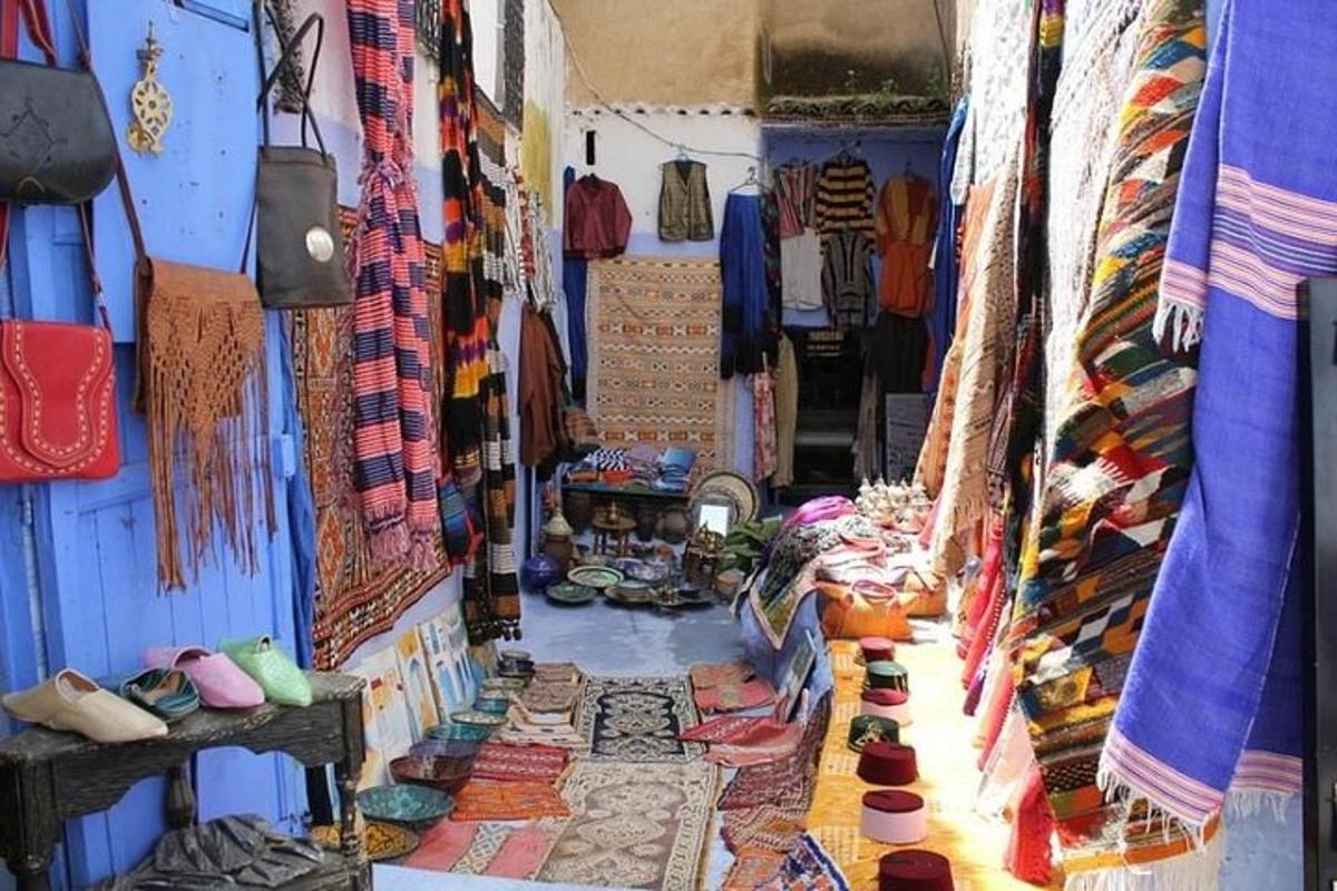 una stanza piena di tanti tipi diversi di scarpe