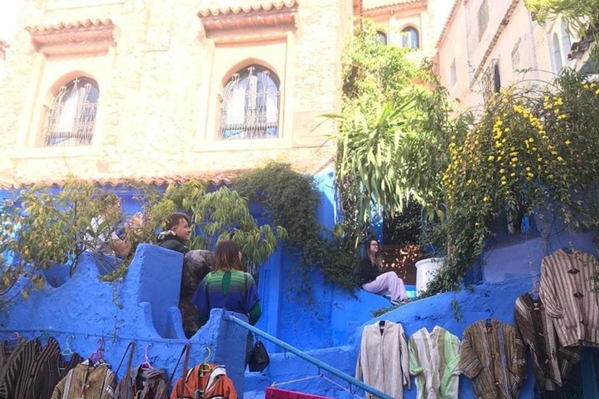un gruppo di persone che scende una scala blu