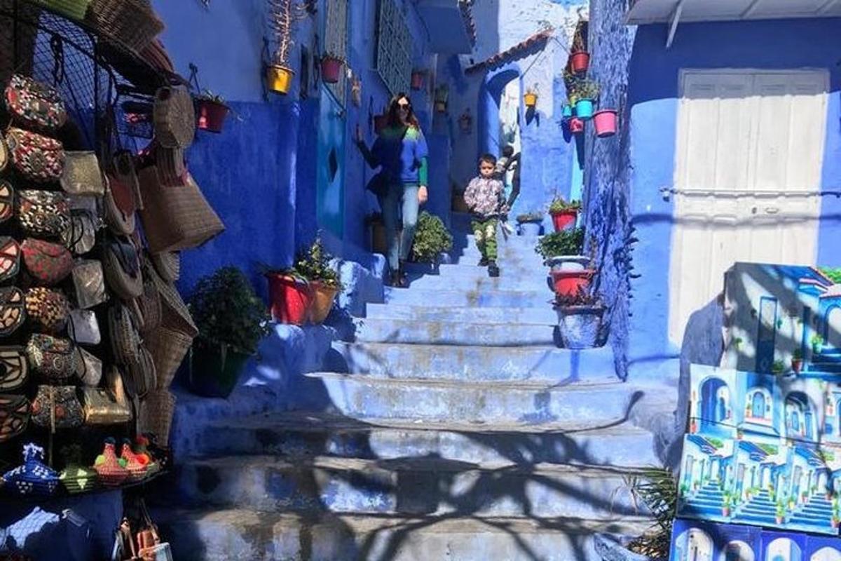 bức tranh vẽ cầu thang trong một tòa nhà màu xanh