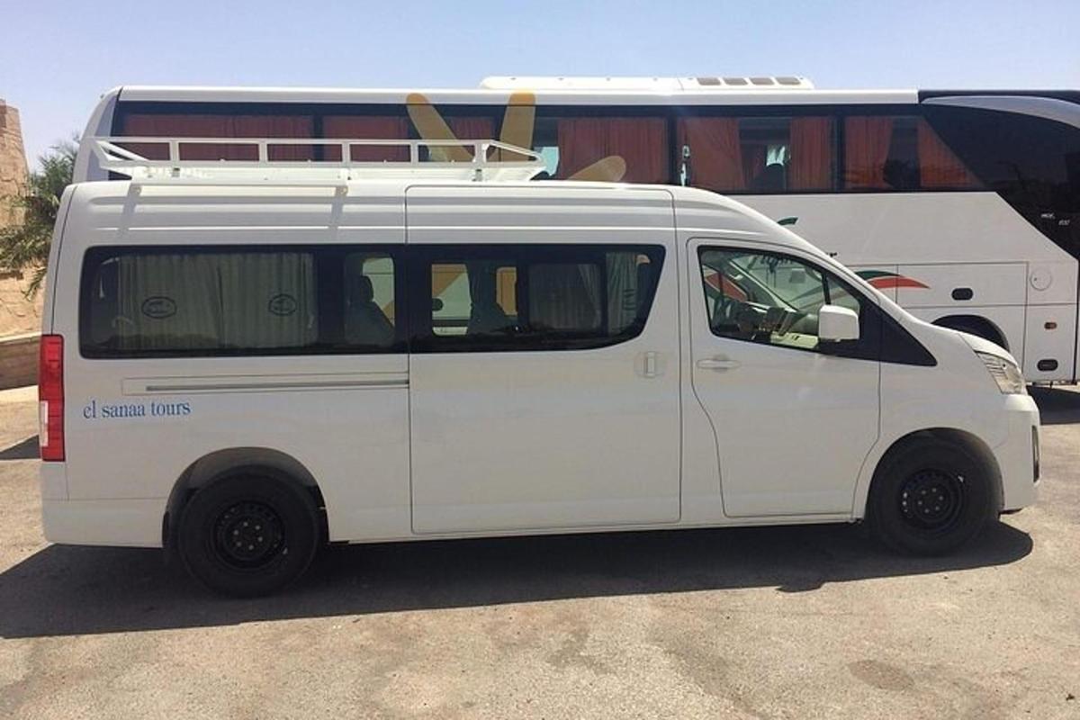 egy fehér furgon parkolt egy busz előtt