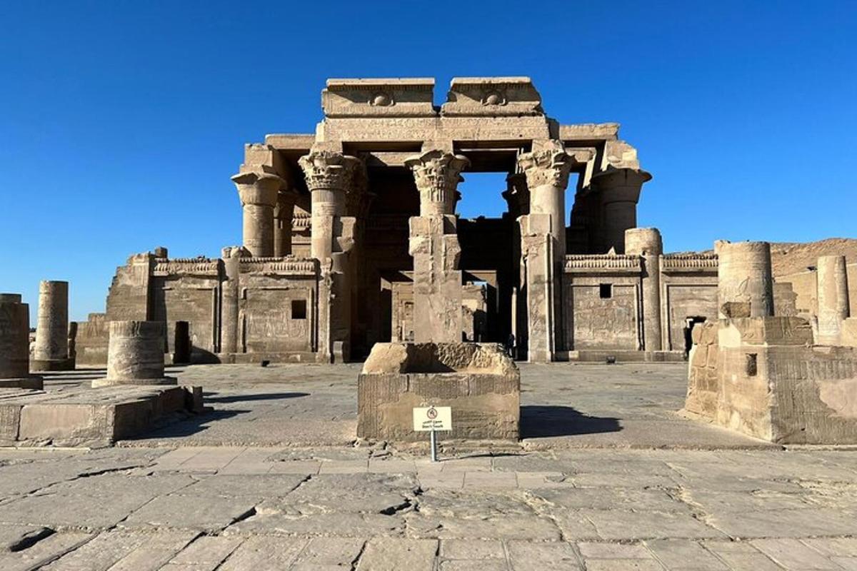 un antico edificio con colonne al centro
