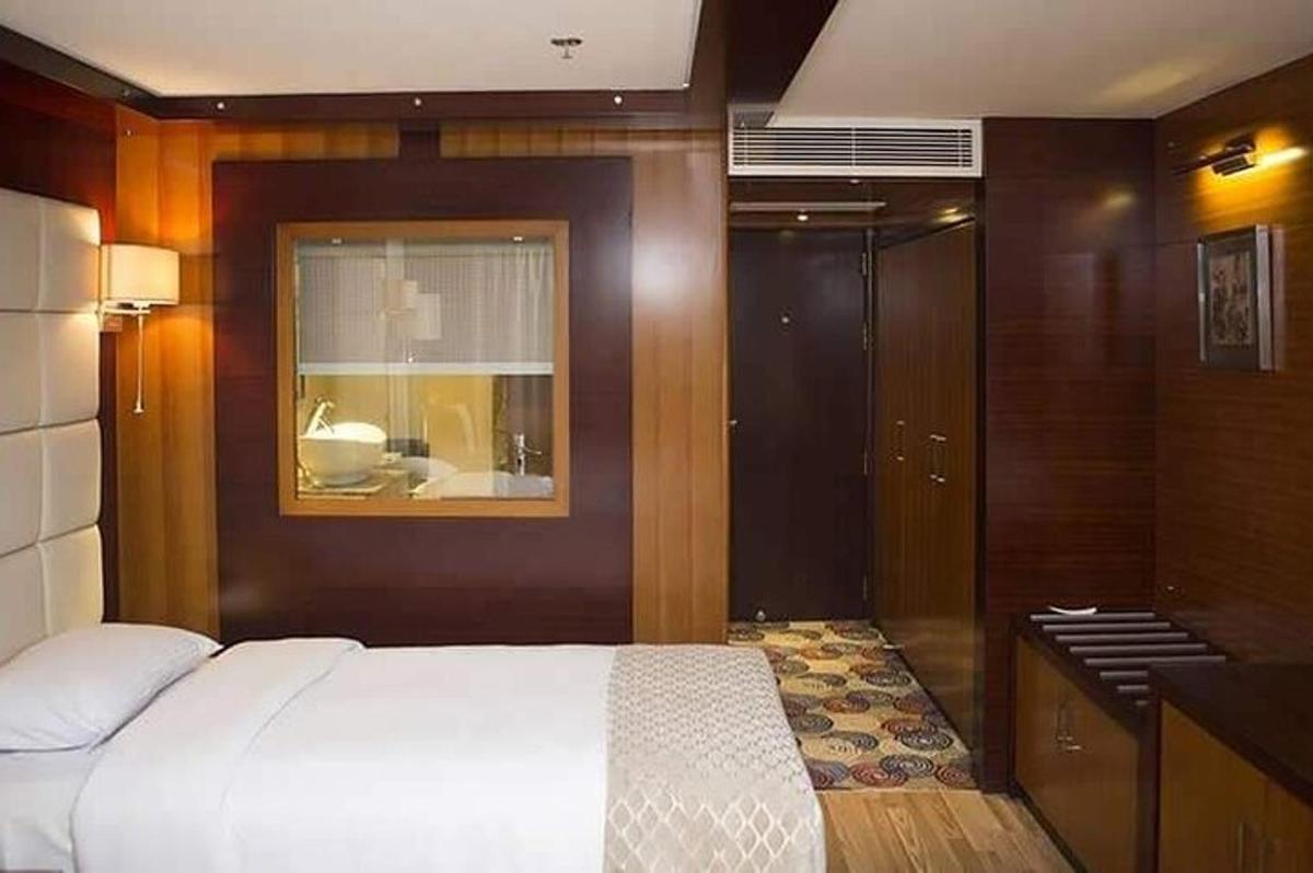 una camera da letto con un grande letto bianco e una finestra