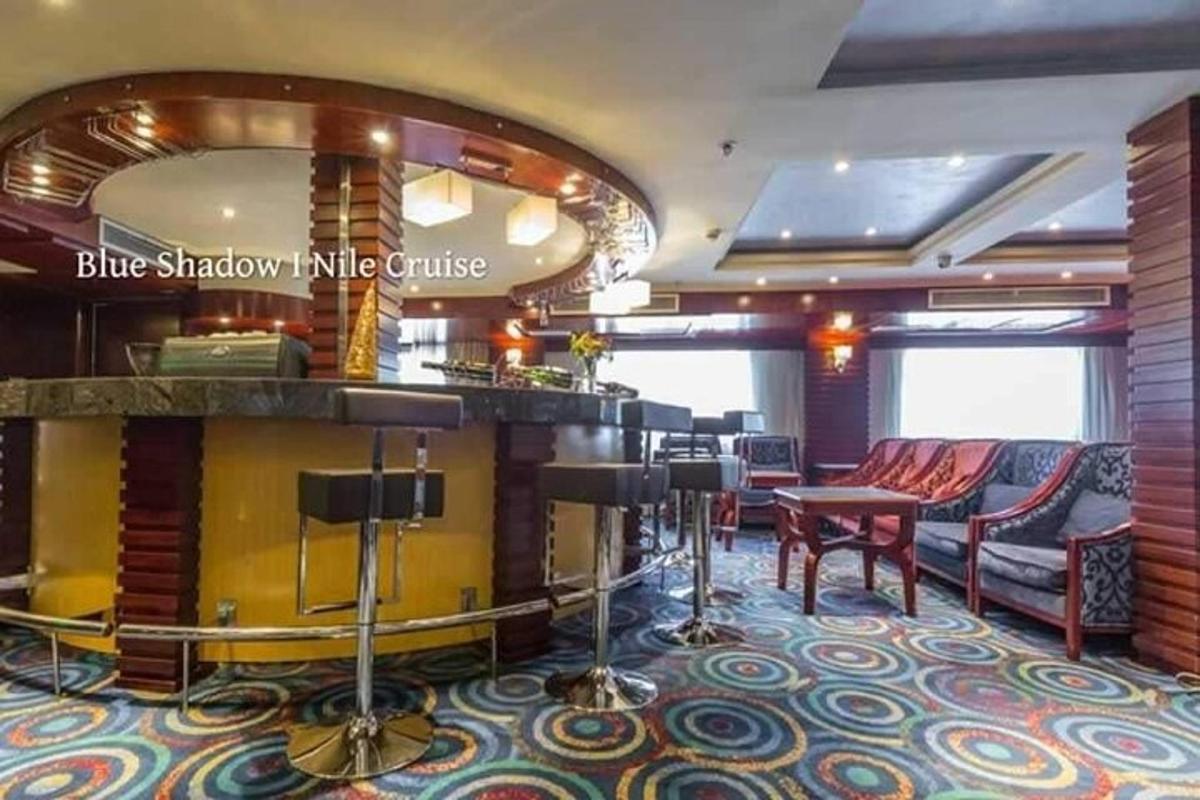 bar di atas kapal persiaran dengan kerusi dan meja