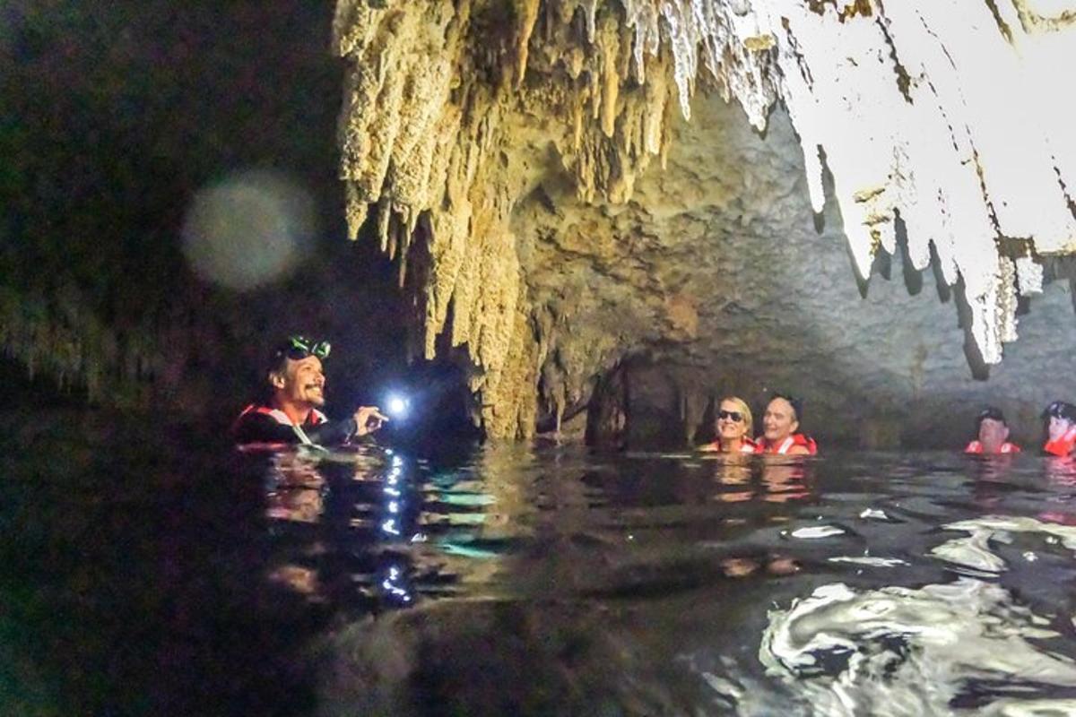 Un grupo de personas en el agua en una cueva.