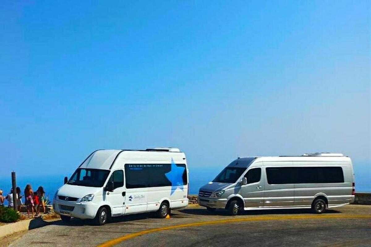 due furgoni parcheggiati in un parcheggio vicino all'oceano