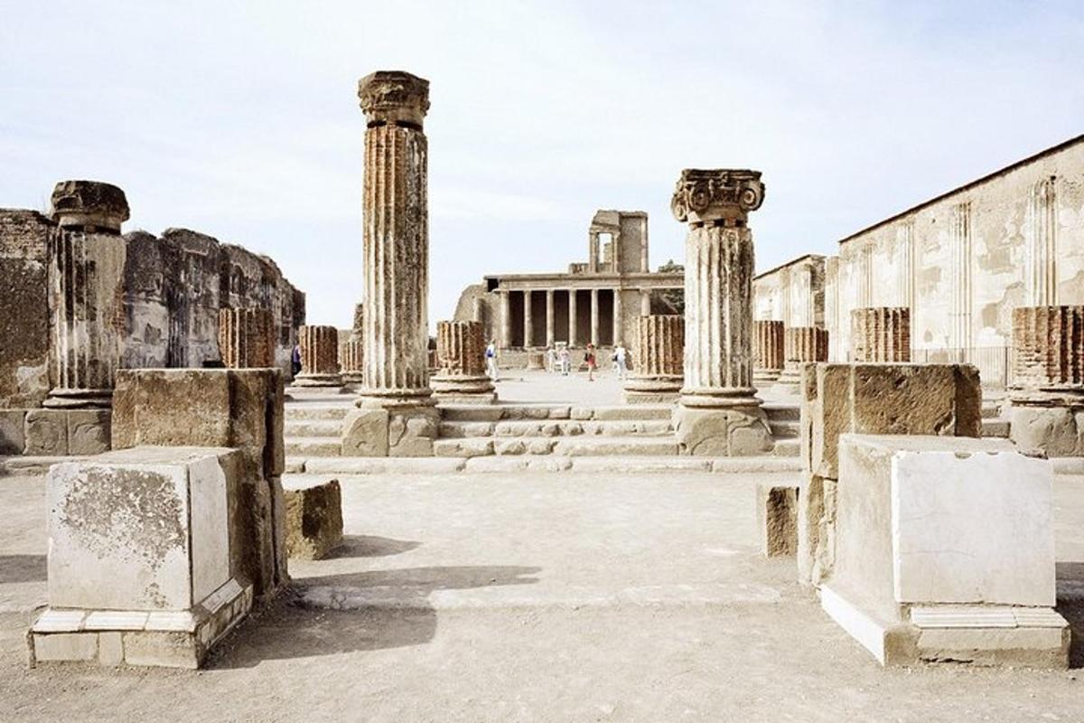una foto in bianco e nero delle rovine dell'antica città