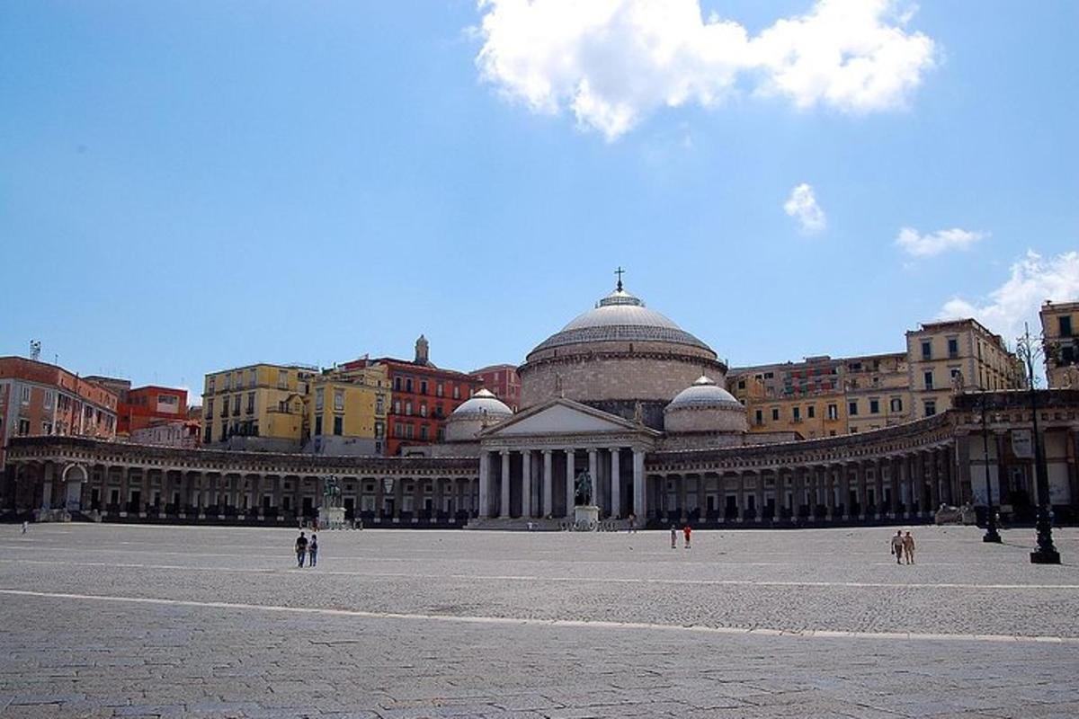 un grande edificio con una cupola in cima