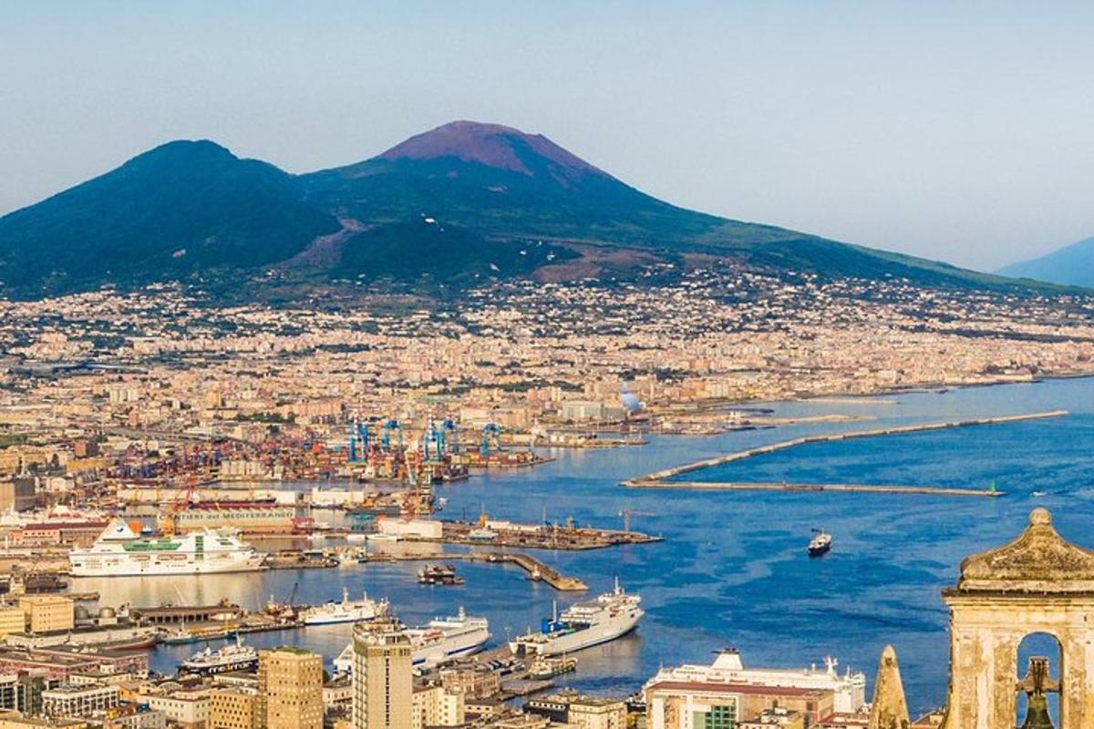 una vista di una città con una montagna sullo sfondo