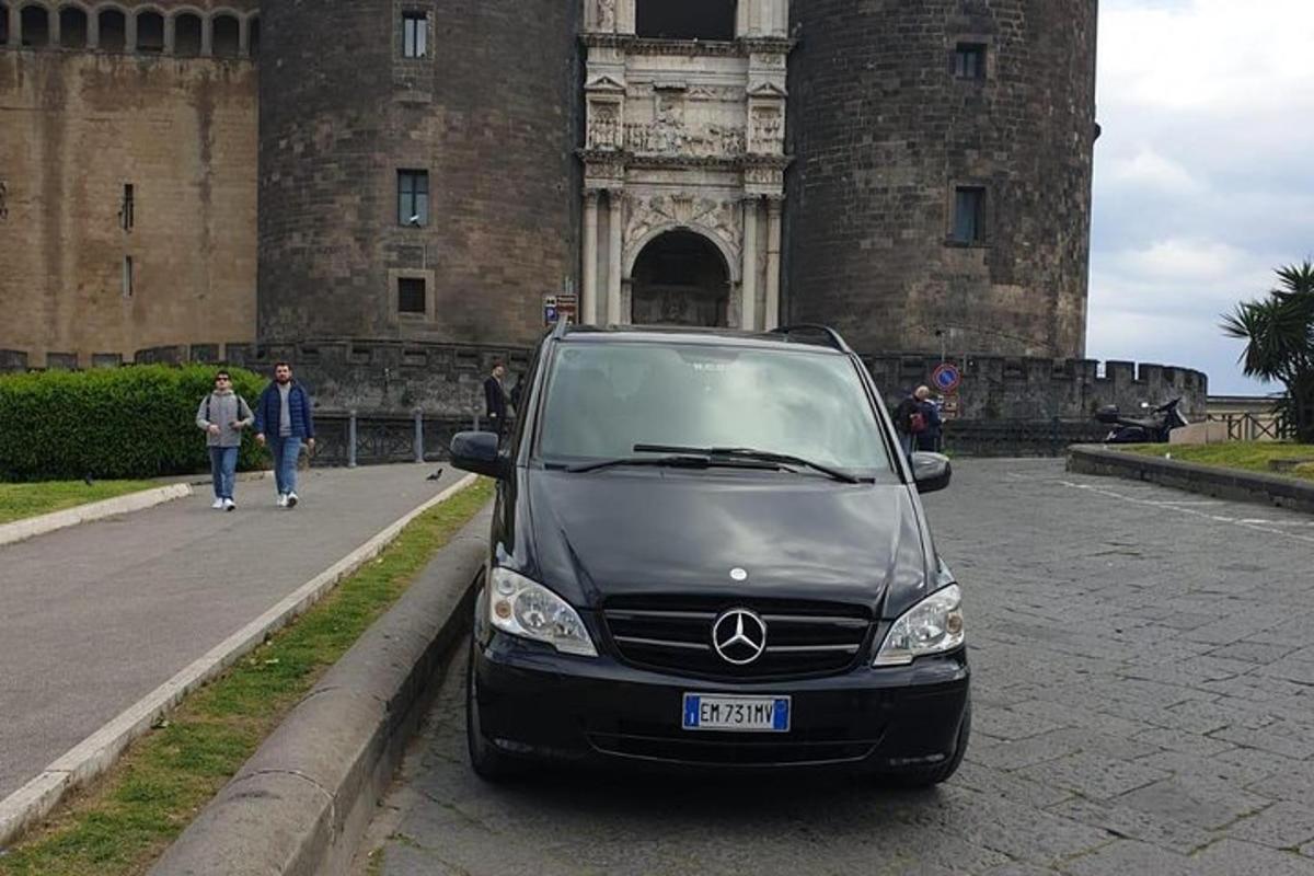 un cotxe aparcat davant d'un castell