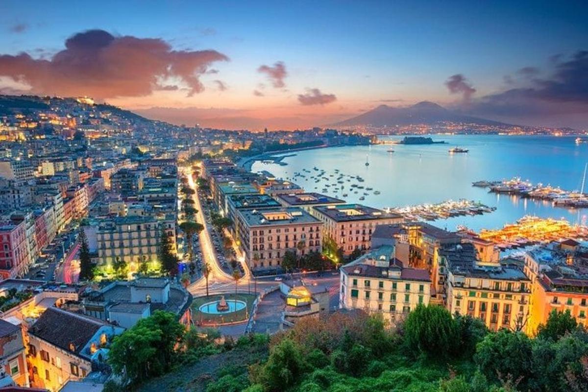 una vista di una città con un porto di notte