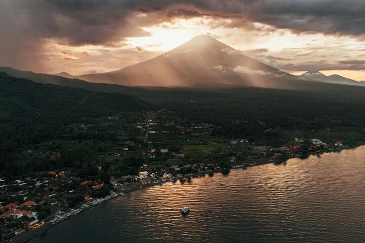 isang aerial view ng isang lawa na may bundok