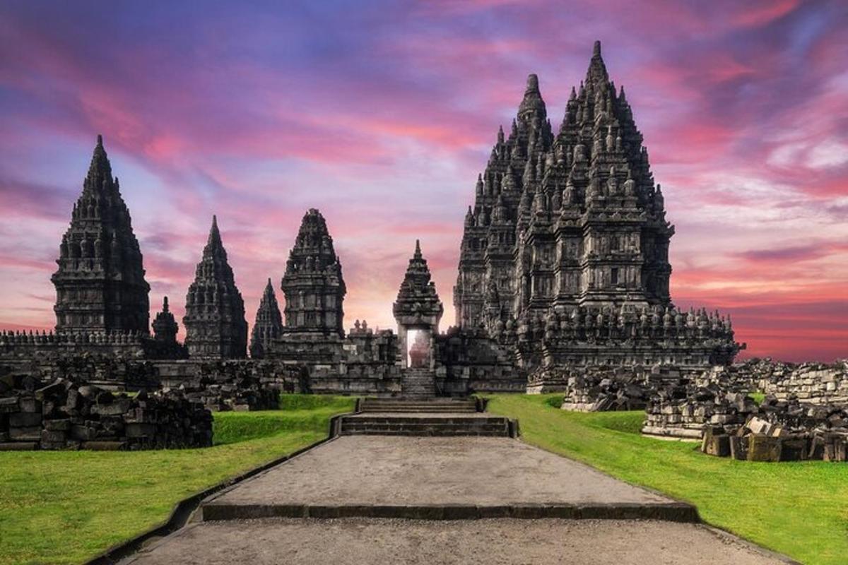 sekumpulan kuil dengan langit mendung