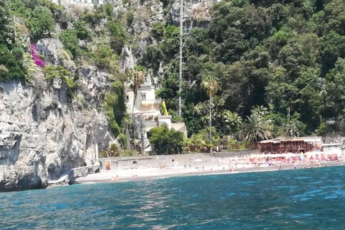 o plajă cu o mulțime de oameni pe ea