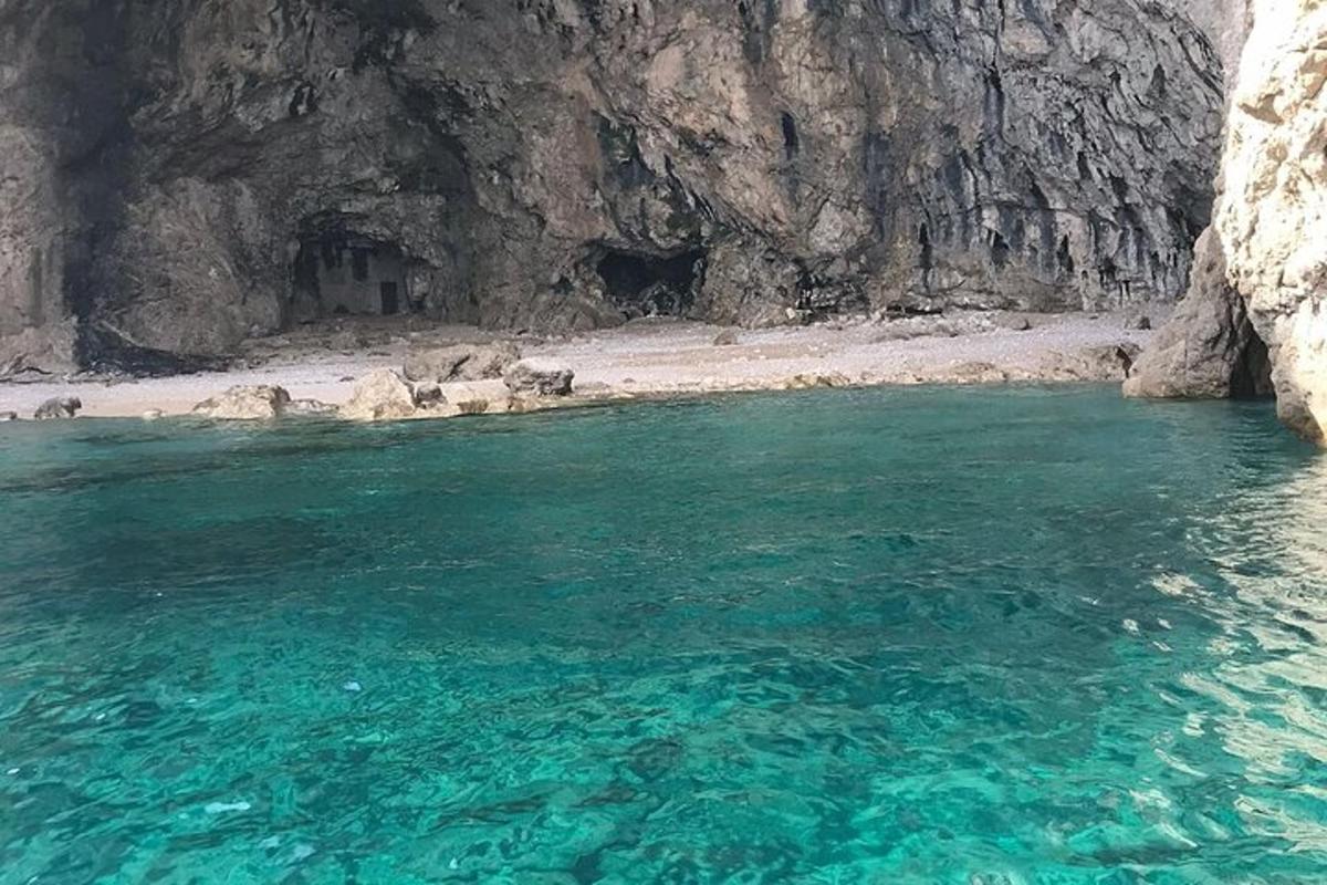 vodno telo s plažo in goro