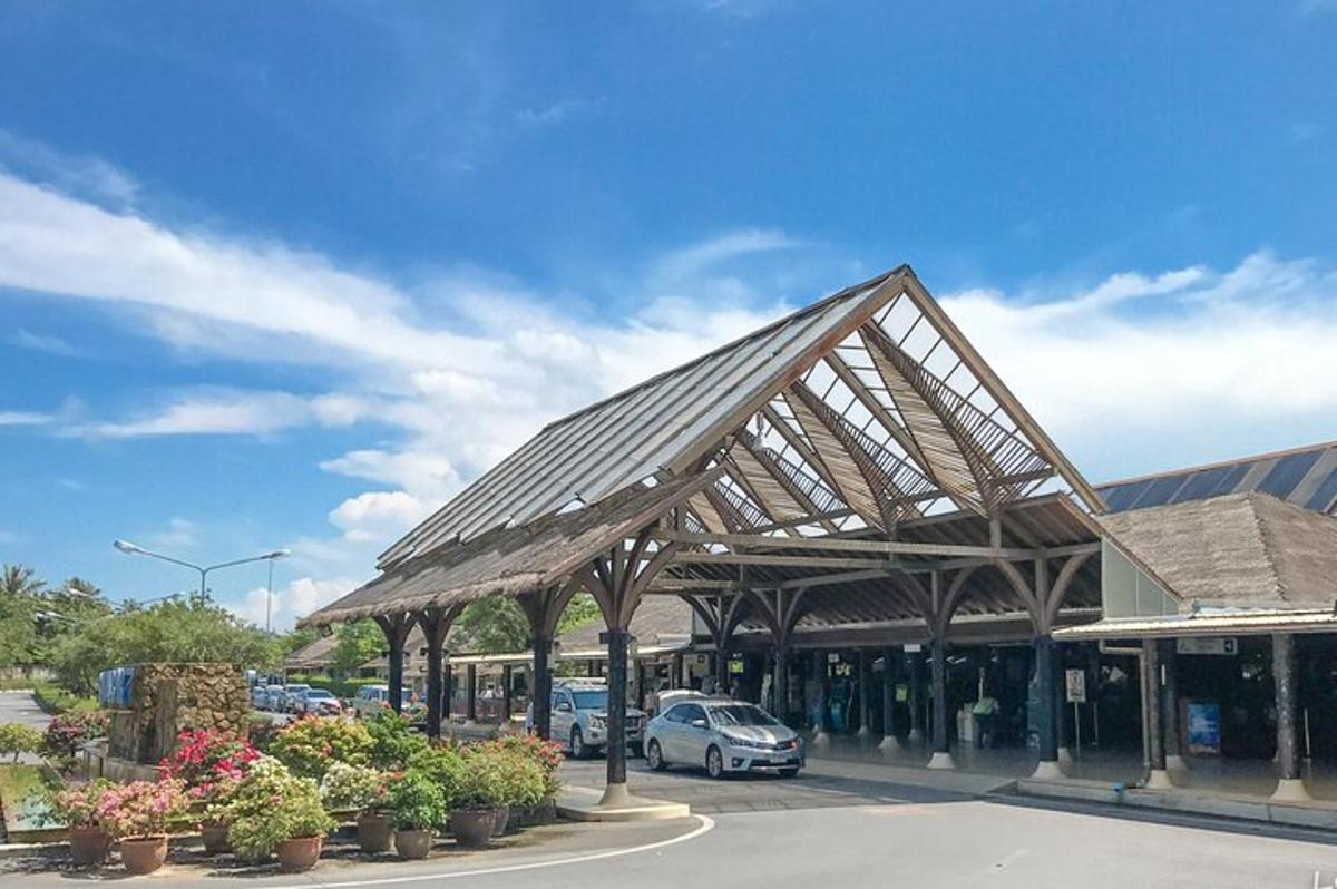 hoone, mille parklas on pargitud auto