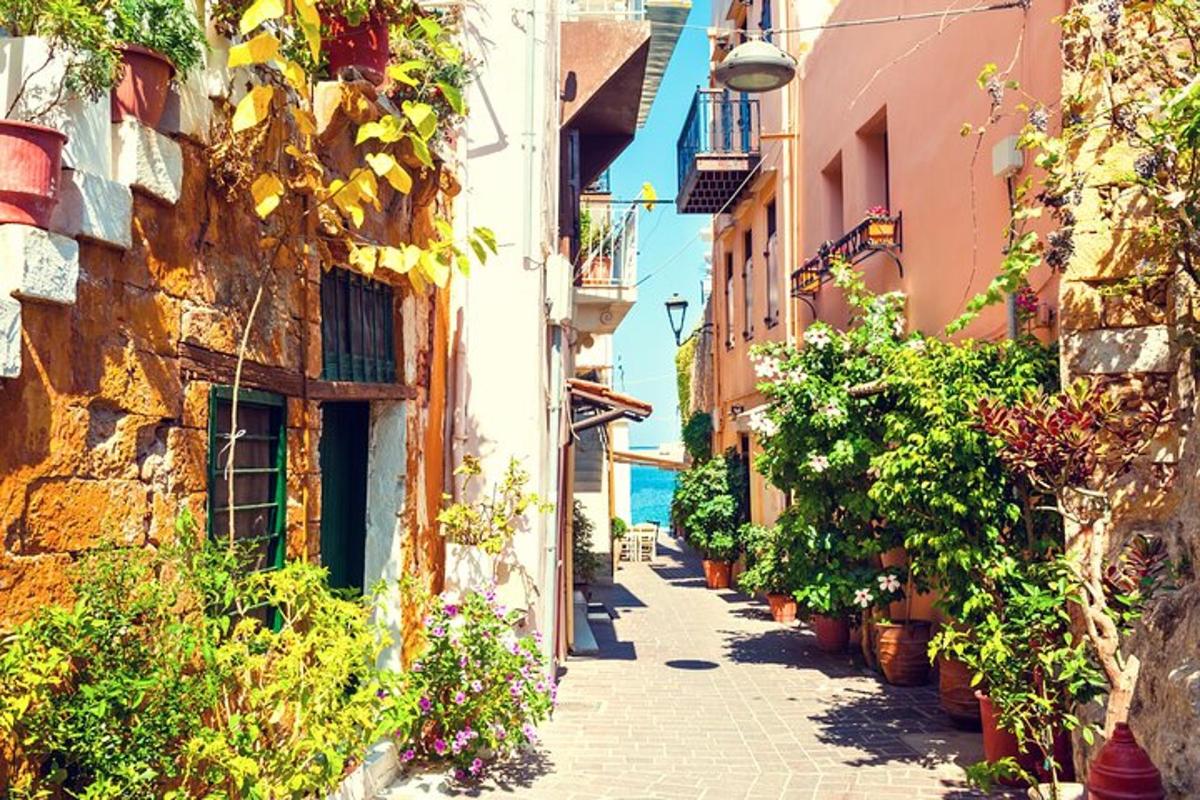 ένα σοκάκι σε μια παλιά πόλη με λουλούδια