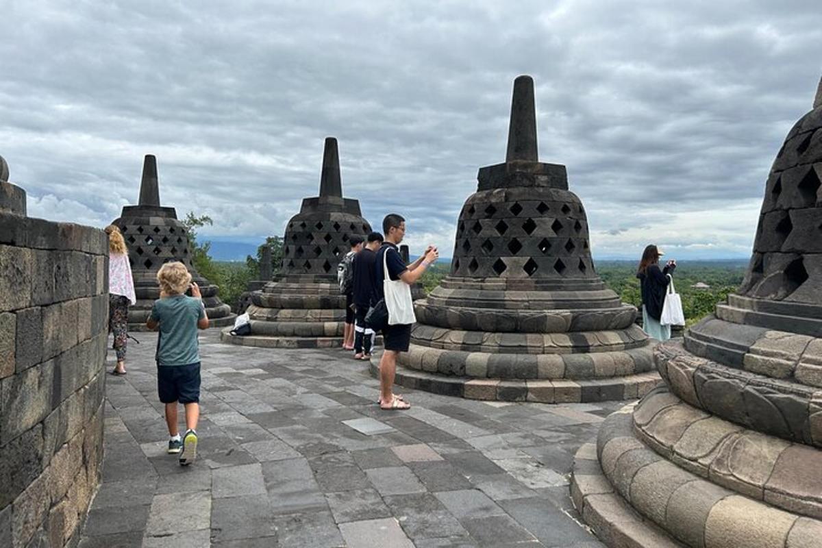 sekelompok orang berdiri di depan sebuah monumen