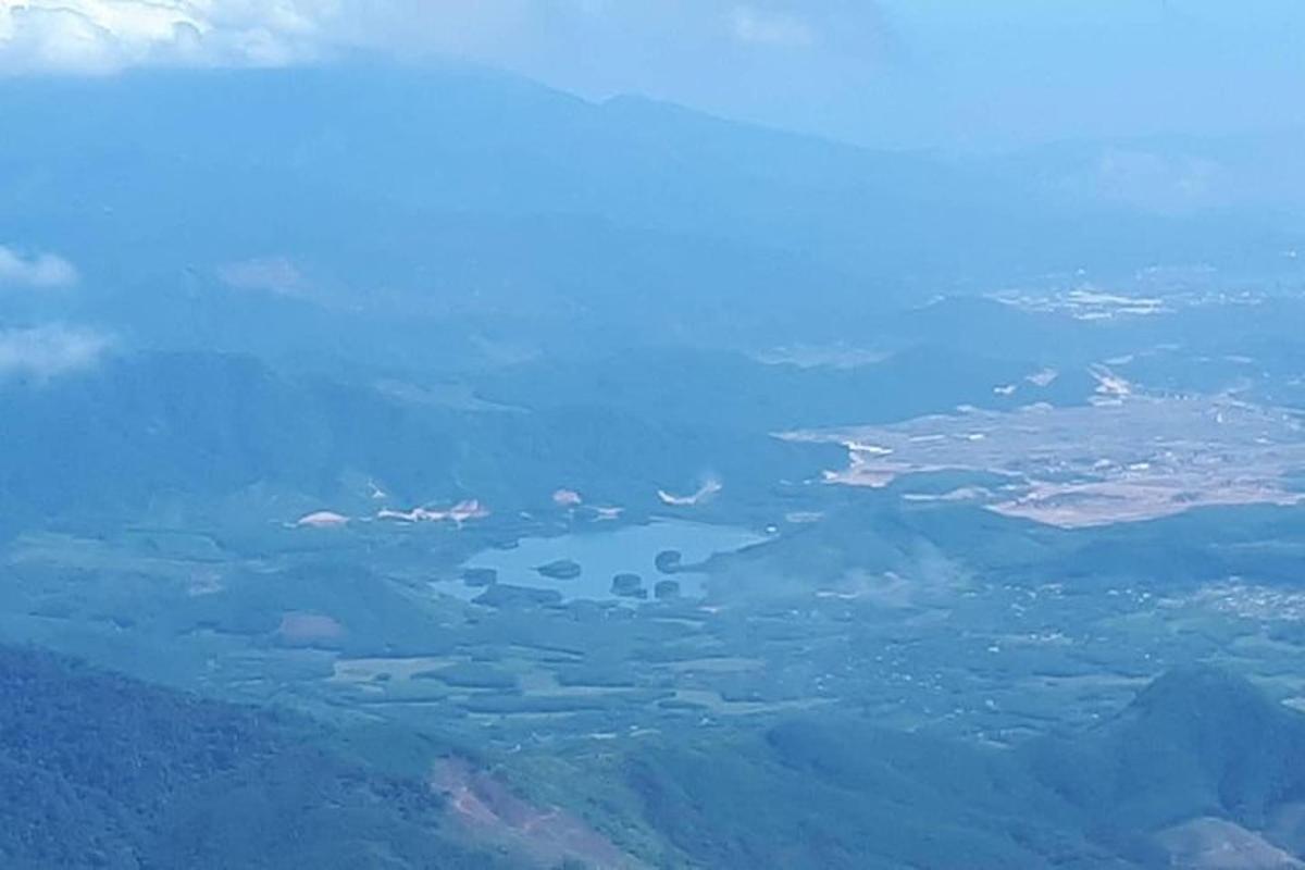 una vista aérea de un gran cuerpo de agua