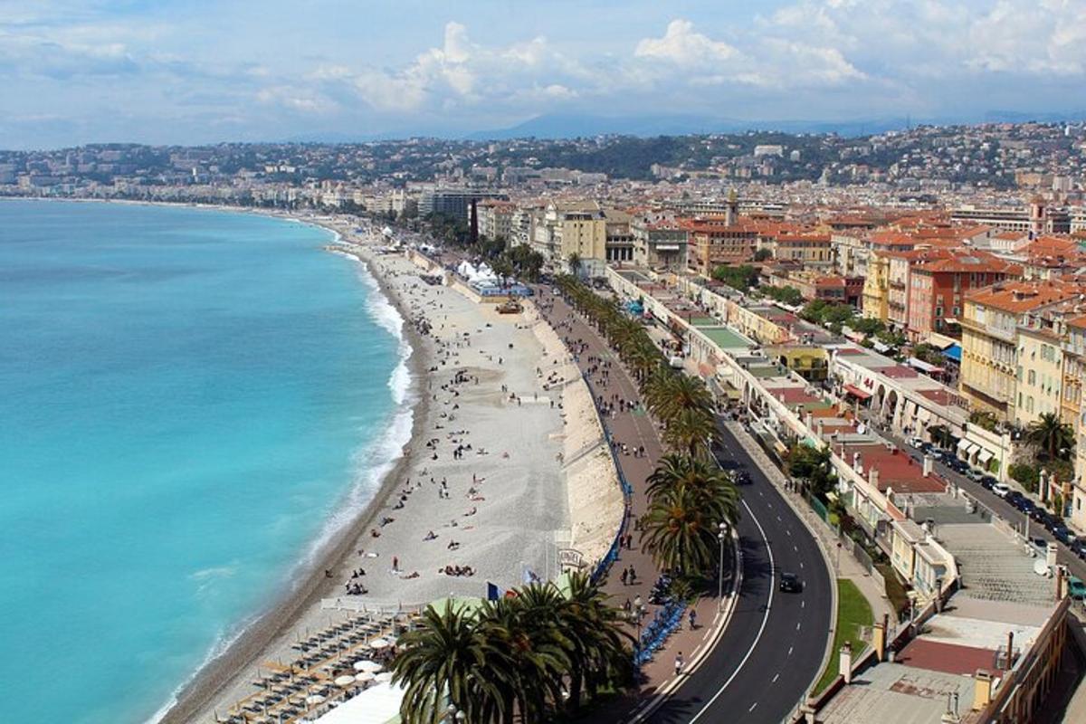 una vista di una spiaggia con persone e l'oceano
