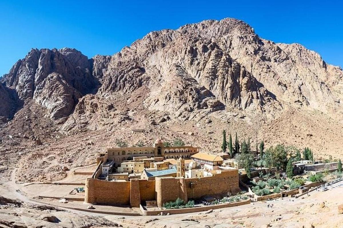 un edificio in mezzo a una montagna