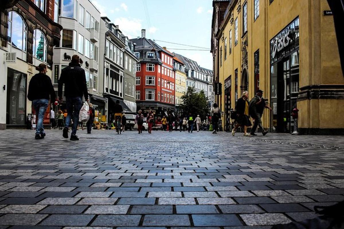 egy csoport ember sétál az utcán
