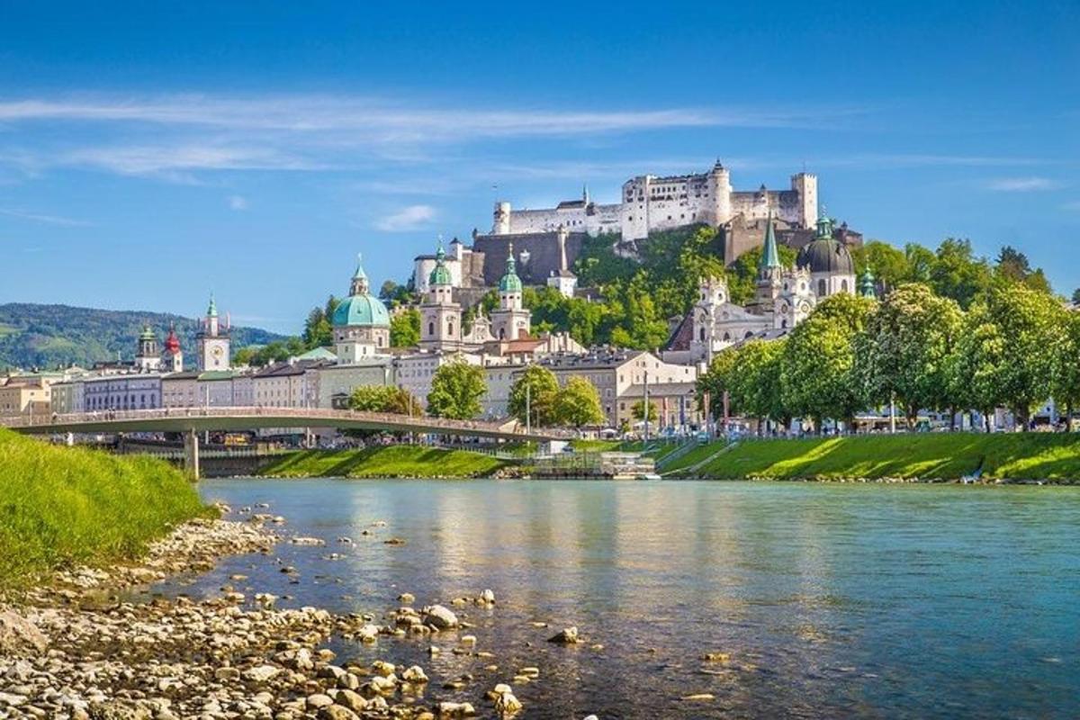 un castel pe vârful unui deal lângă un râu