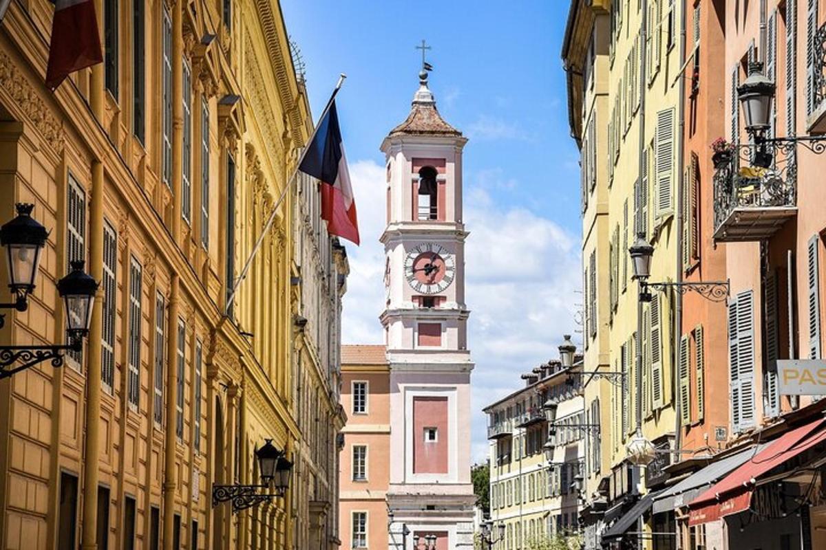 Una torre de reloj en medio de una calle con edificios.