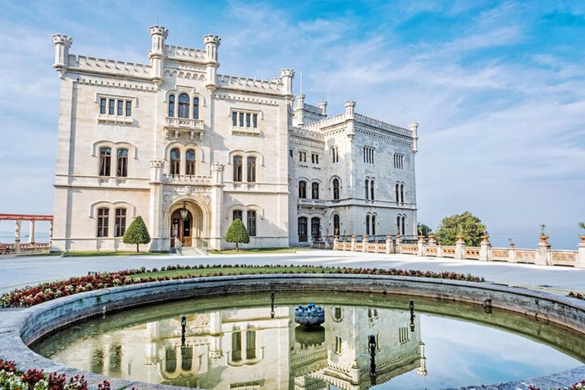 un grande edificio bianco con un riflesso nell'acqua