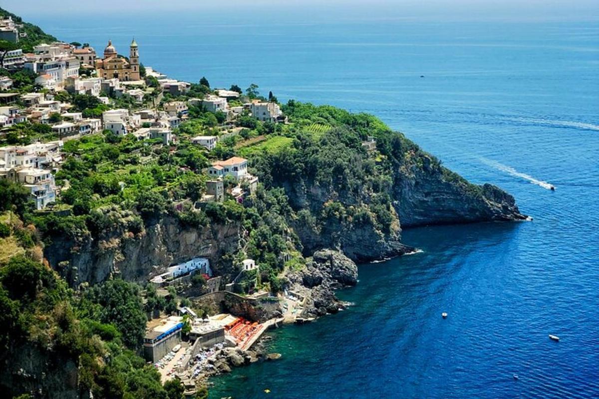 un villaggio in cima a una montagna vicino all'oceano