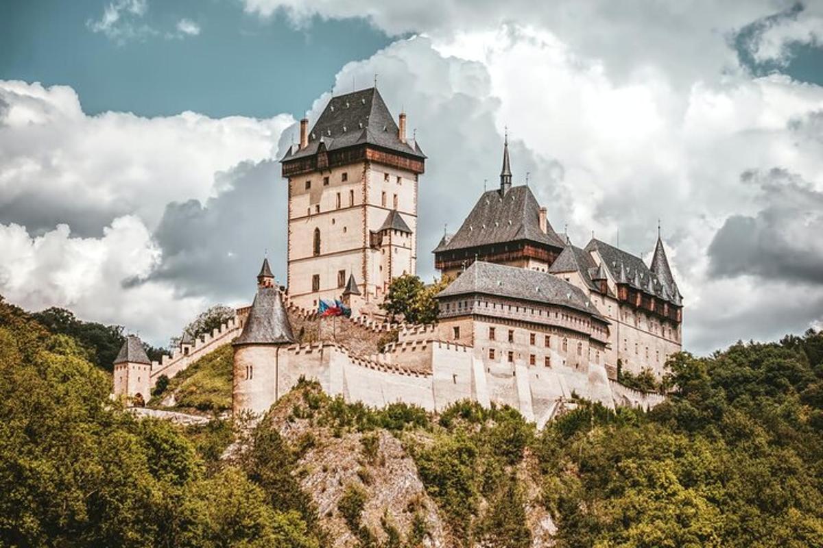 velký hrad na vrcholu hory