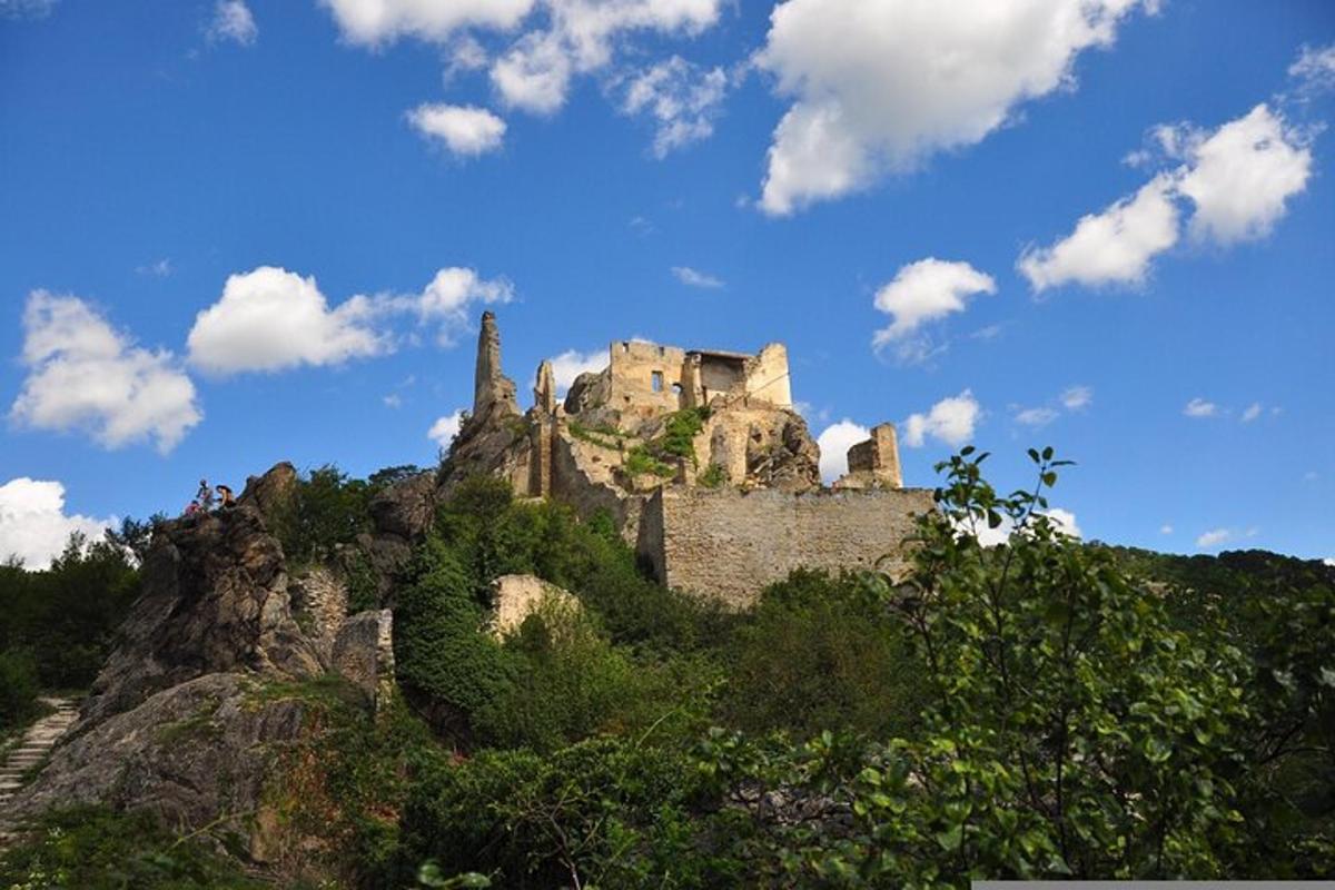 un vecchio castello in cima a una montagna