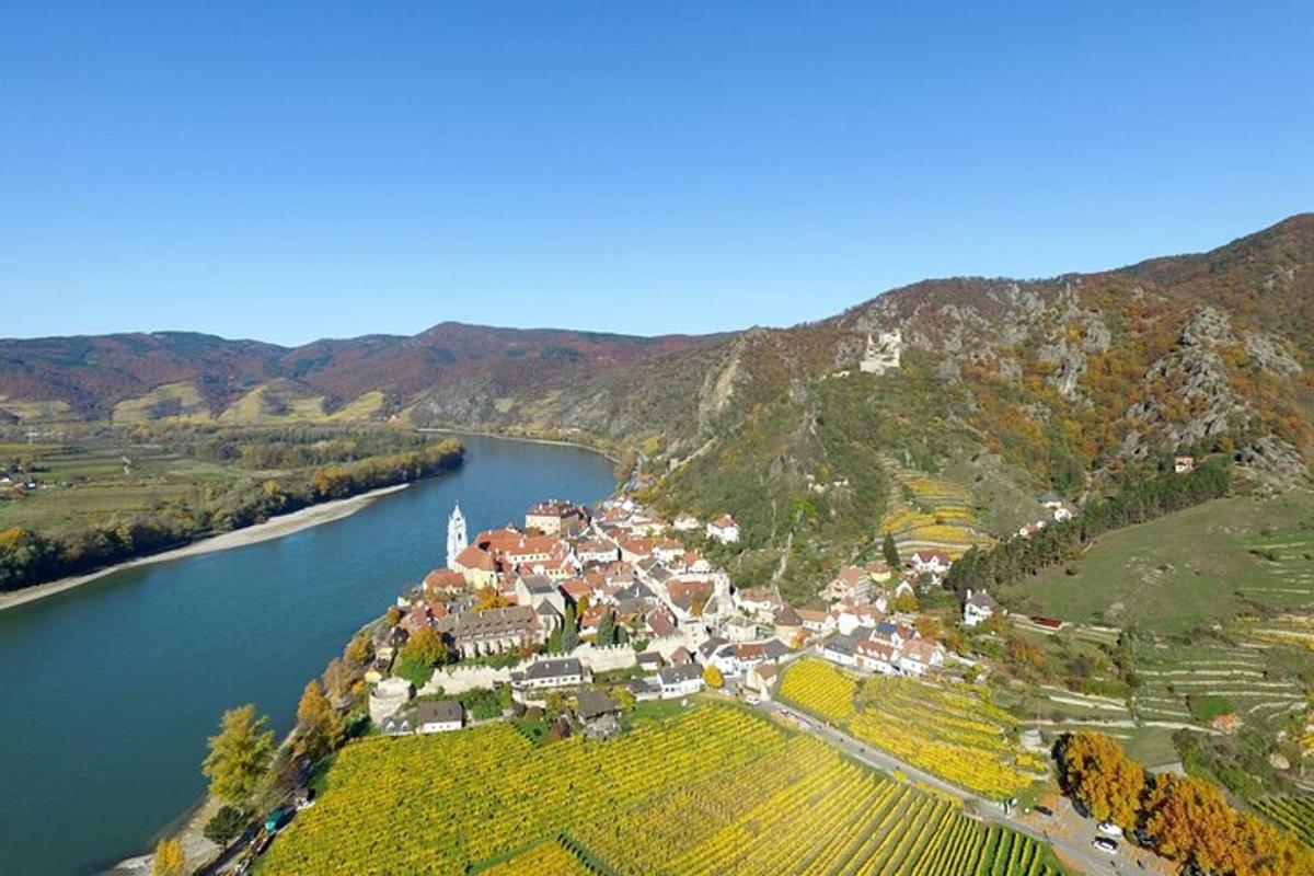 una vista aerea di una città vicino a un fiume