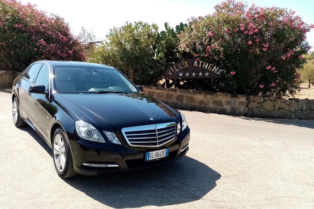 černé auto zaparkované na parkovišti