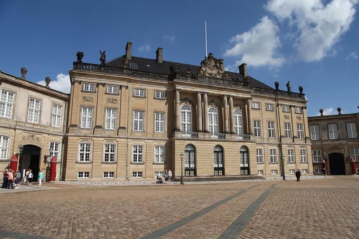 ein großes Gebäude, vor dem Menschen stehen