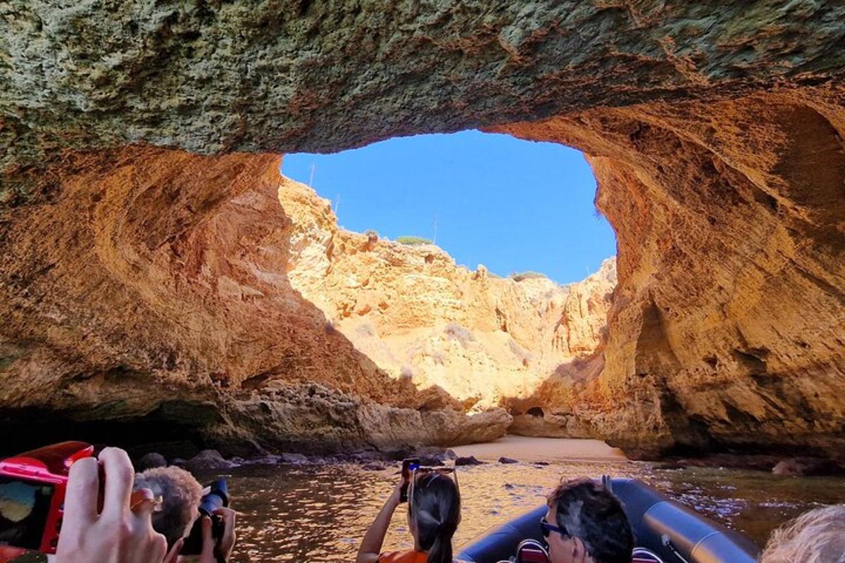 um grupo de pessoas em pé na água em uma caverna