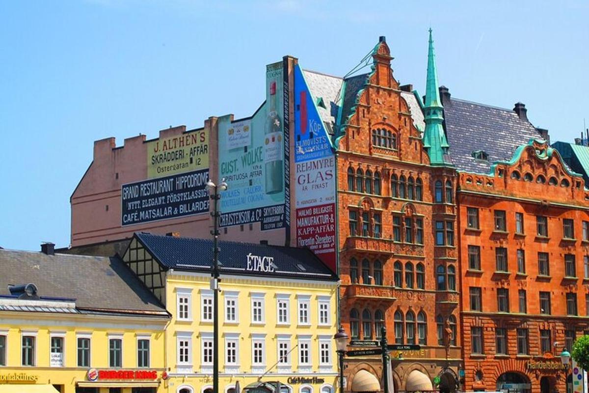 egy épületcsoport, amelyen utcatáblák vannak