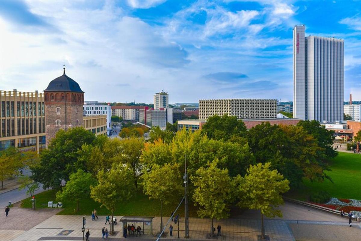 una vista di una città con edifici e alberi
