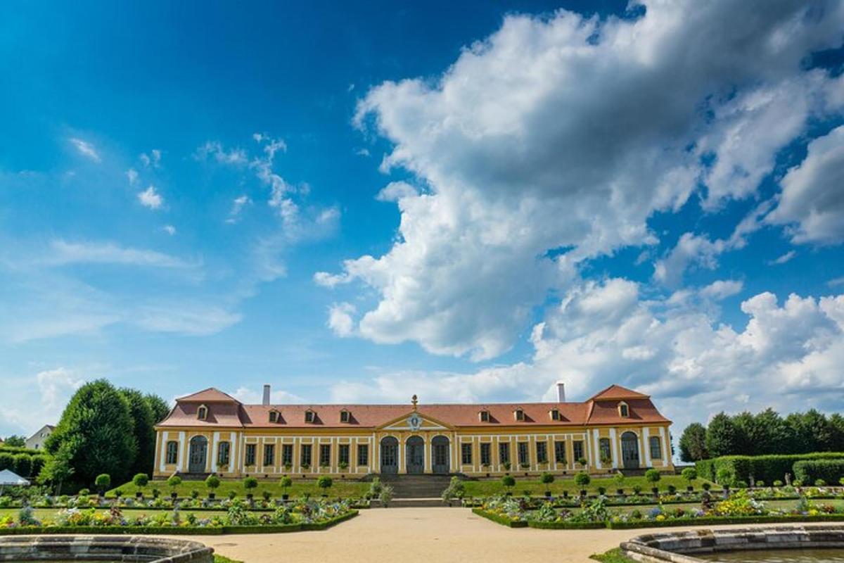 o clădire mare cu o grădină mare în față